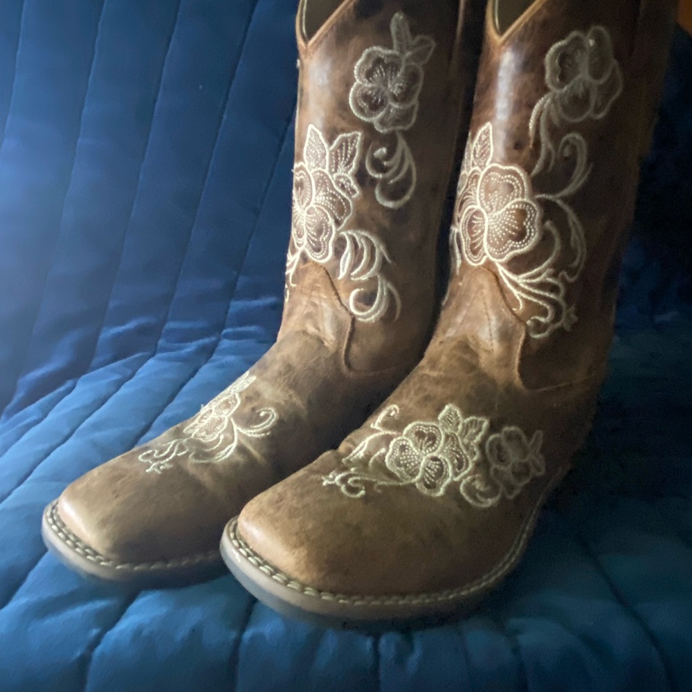 Shyanne girls leather western boots. Bought at Boot Barn